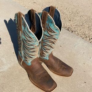 Men’s Ariat 10 D Leather boots.